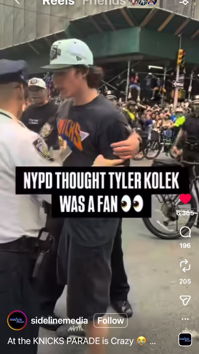 “No way he’s on the team!” 😂 Not cool singling out our boy @tyler_kolek 
•
#knicks #knicksparade #nbachamps #nyknicks